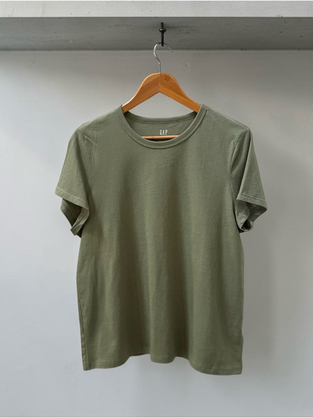 NWT GAP Women’s Short Sleeve Crew Neck T-Shirt in Olive Green! Large! NEW!